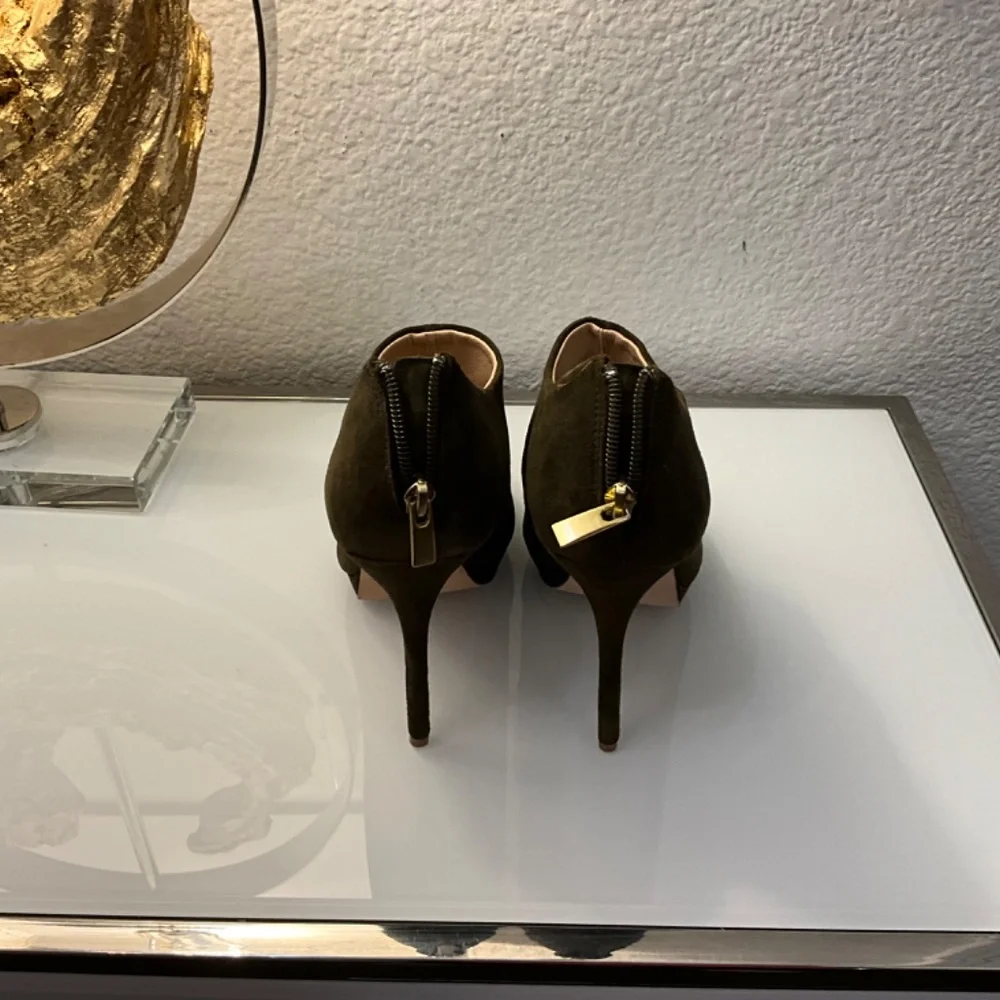 POUR LA VICTOIRE OLIVE GREEN SUEDE PEEP TOE BOOTIES♥️♥️♥️